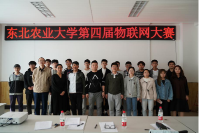 參賽隊長與評委合影