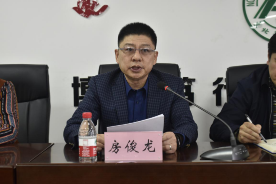 房俊龍作《伟德bv2020年行政工作報告》